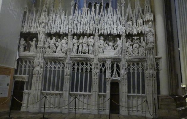 CHARTRES  -  LE TOUR DU CHOEUR ET LES VITRAUX