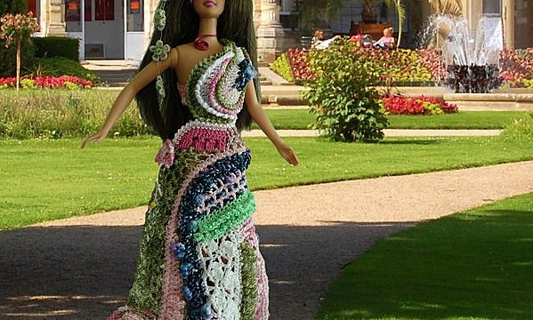 Barbie en robe au crochet freeforme : Katmandou