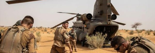 En première ligne  Emmanuel Macron, commandant en chef de la guerre au Sahel