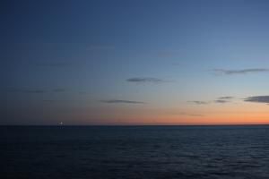 Trois phares dans la nuit naissante