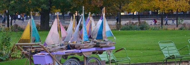  Jardin des Tuileries : Maman les p'tits bateaux qui vont sur l'eau ...