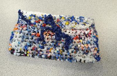 Une pochette crochetée en plastique