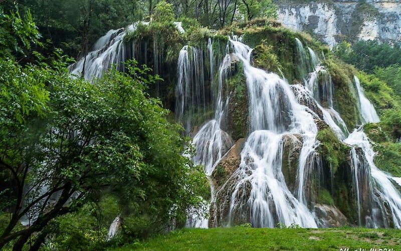 Baume : une cascade sous la pluie