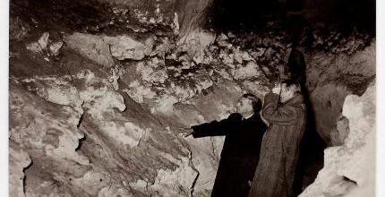 Georges Bataille et Albert Skira à Lascaux