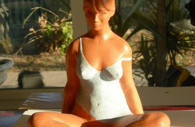 Jeudi - Un coup d'œil dans le rétro : Statue assise