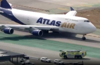 Atterrissage pneu éclaté d'un avion de Atlas Air