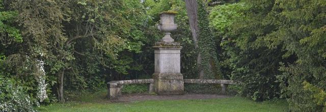 Rambouillet : Banc public et vasque de pierre