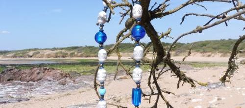 Collier en perles de verre, bois et laiton.
