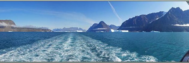 Le repas est vite avalé afin de profiter de la navigation, et je revois le petit bateau de pêche qui retourne à son très lointain port d'attache de même qu'un second - Karrat Fjord - Groenland
