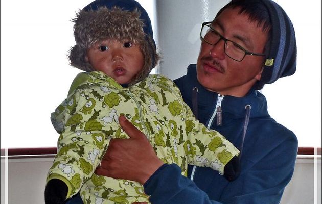 Deux jeunes et superbes visiteurs inuits - Kullorsuaq - Groenland