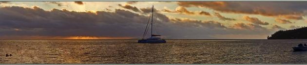 Vue panoramique d'un triste coucher de soleil sur la baie d'Avea - Huahine - Polynésie française