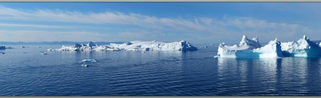 Vision panoramique sur quelques icebergs de Disko Bay devant le port d'Ilulissat - Groenland