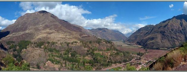Sur la route Cuzco / Pisac : Panorama sur la Vallée Sacrée, le Rio Vilcanota/Urubamba et le village de Taray  - Pérou