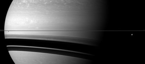 Grandeur et démesure depuis la banlieue de Saturne
