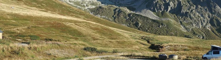 Le col du Cheval Noir depuis le col de la Madeleine