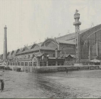 EXPOSITION UNIVERSELLE DE PARIS 1889. La galerie des machines dans l'ombre de la Tour Eiffel