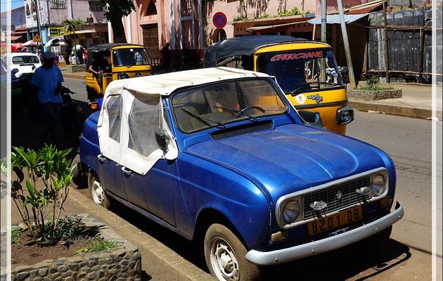 Dans les rues de Hellville : Renault R4 customisée - Nosy Be - Madagascar