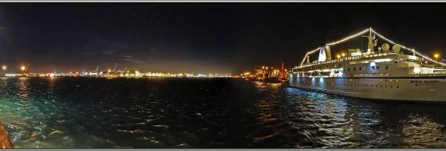 20 h 30 : enfin amarré ... Notre voisin, le World Odyssey, est un drôle de navire, c'est un campus flottant américain ! - Cape Town - Afrique du Sud