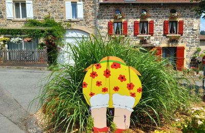 POULE LES ECHARMEAUX dans le RHONE.. EN 2023..
