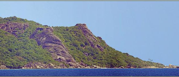 Arrivée à l'île de Praslin avec vue du bateau sur La Digue et ses beaux rochers (de Pointe Jacques au fond de Anse Source d'Argent) - Seychelles