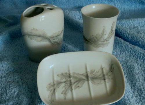 ensemble de salle de bain sur porcelaine