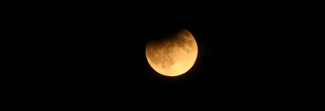 2006 : Eclipse partielle de Lune dans les nuages