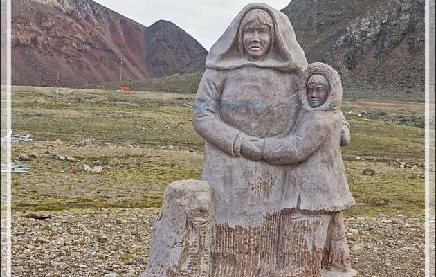 Le monument du souvenir de la déportation - Grise Fiord (ᐊᐅᔪᐃᑦᑐᖅ ou Aujuittuq) - Ellesmere Island - Nunavut - Canada