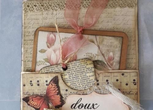 Une enveloppe pour trois pochettes
