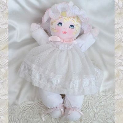 Doudou Mundia Poupée Les Mini Christine et Cécile Robe Et Chapeau Blanc Noeud Rose