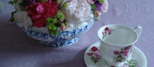 une soupière de roses