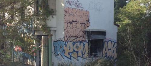 Maison abandonnée de bord de route et son puit d'aération ferroviaire