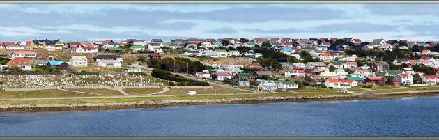 Photos panoramiques de Port Stanley vu de l'Austral lors de notre arrivée dans le port - Iles Malouines, Falkland Islands, Islands Malvinas