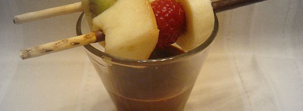 Verrines au chocolat et ses brochettes de fruits