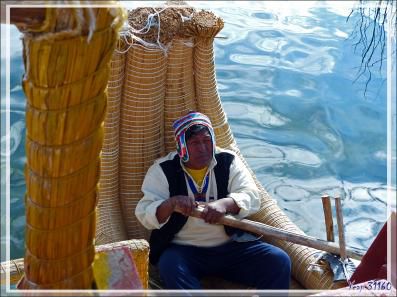 Et pour terminer, départ pour une petite virée en barque mixte totoras / bouteilles :-)) - Iles Uros - Lac Titicaca - Pérou
