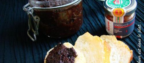 Tapenade noire au piment d'Espelette.