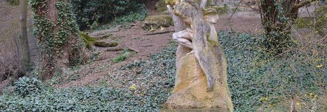 Parc des Buttes Chaumont : statue "Gouffre" de Sylvain Kinsburger