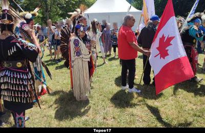 ►  Présentations des drapeaux des Nations présentes 
