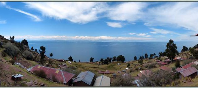 Panorama sur le Lac Titicaca vu de la Plaza de Armas de Huillanopampa - Île Taquile - Pérou
