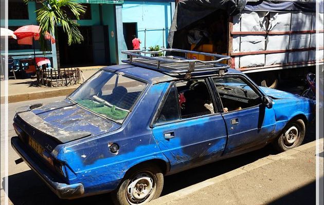 Dans les rues de Hellville : Peugeot 305 - Nosy Be - Madagascar