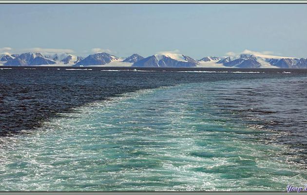 Après 3 heures de navigation, nous arrivons en vue de Craig Harbour (où nous allons débarquer) et de Smith Island - Terre d'Ellesmere - Nunavut - Canada