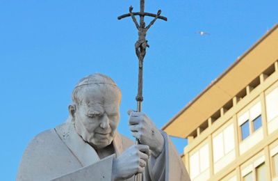 Santé du Pape: amélioration du tableau clinique et évolution régulière - VA