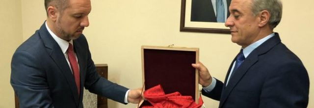 Damas rend la Légion d'honneur d'Assad  à la France, "esclave" de Washington