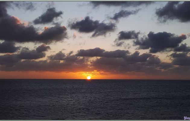 Le 2 décembre avait commencé par un lever de soleil et se termine par ... un coucher de soleil, suivi d'un cocktail et de la navigation vers l'atoll Cosmoledo - Seychelles