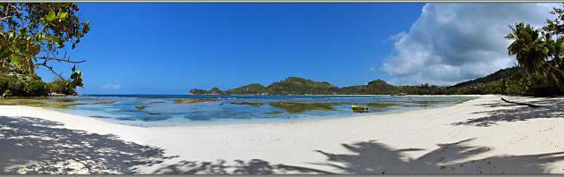Vue panoramique sur Baie Lazare vue de Anse Gaulettes à marée basse - Mahé - Seychelles