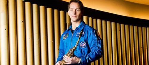 Un saxophone en orbite !
