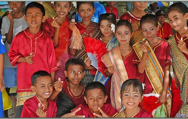 Seconde série de chants et danses de la part de la population locale - Ngurbloat Beach - Tual Island - Pulau-pulau Kei - Moluques - Indonésie
