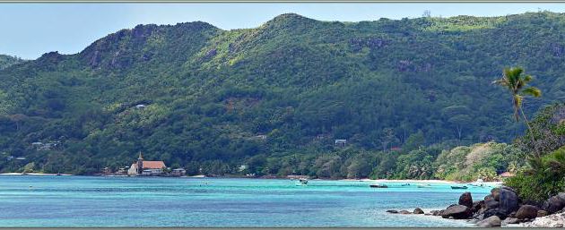 Et la suite de l'anse avec tout au fond, son église - Anse Royale - Mahé - Seychelles