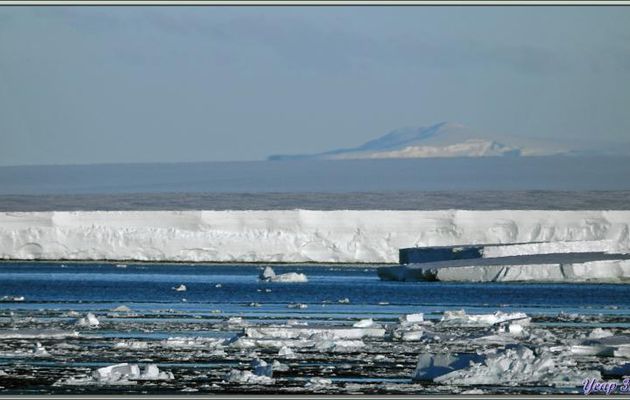 26/02/2022 au soir : nous nous dirigeons vers Bay of Whales, avec peut-être, au loin, le sommet de Roosevelt Island ? Icebergs, manchots, soleil qui plonge derrière des nuages lointains, Mer de Ross