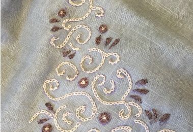 Préparatifs des chemins de tables brodés