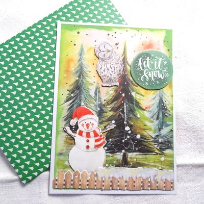 Sapin vert et bonhomme blanc .